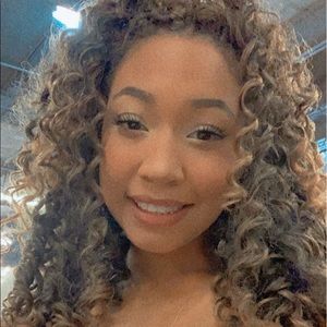 Meet your Posher, Olivia